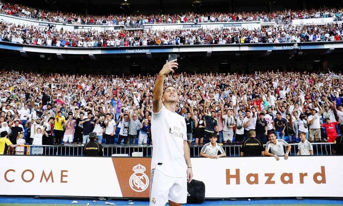 Eden Hazard ag glacadh selfie le lucht leanúna le linn a nochtaithe Real Madrid