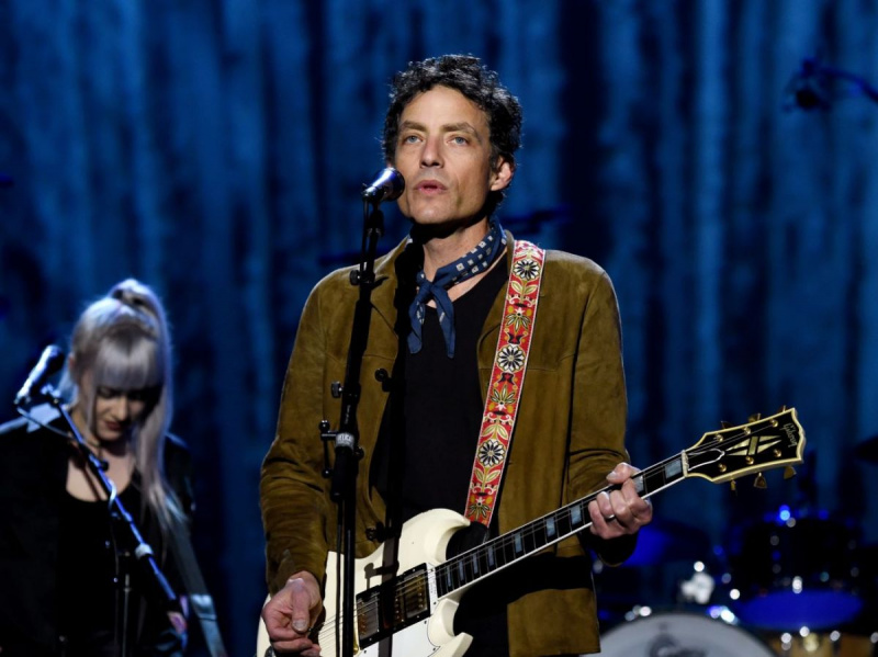   Μπόμπ Ντύλαν's son Jakob Dylan plays guitar at a performance honoring Tom Petty.
