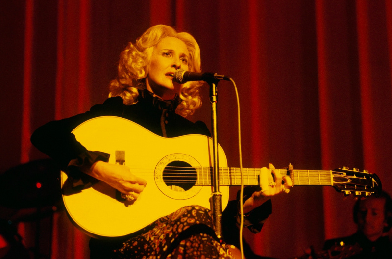   Tammy Wynette koncertuoja kantri muzikos festivalyje, vykusiame Wembley arenoje, Londone, 1978 m. balandį.