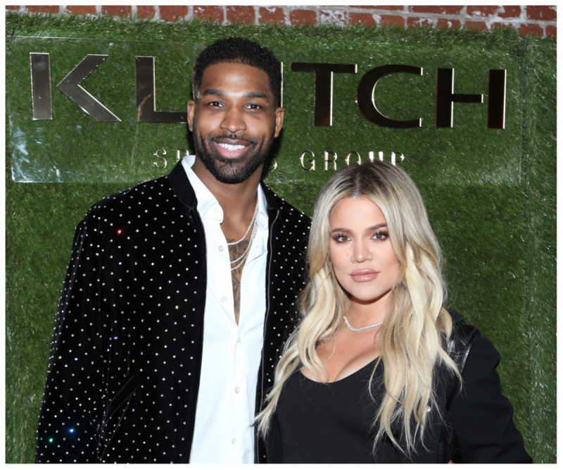   Tristan Thompson y Khloé Kardashian, que tienen una relación intermitente, posan juntos en un evento.