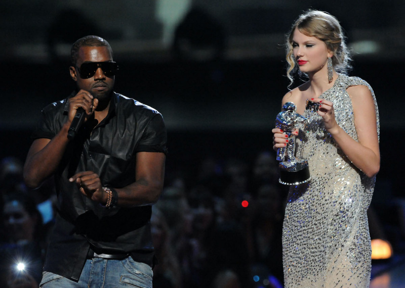 Taylor Swift was wanhopig op zoek naar het respect van Kanye West na de VMA's van 2009
