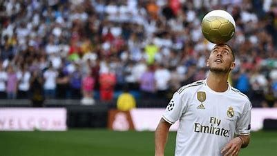 Eden Hazard osoittaa taitoja Real Madridin paljastamisen aikana