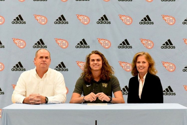   Rhett Lowder afbildet med sine forældre, Anthony og Annette Lowder i 2019 efter at have forpligtet sig med Wake Forest University