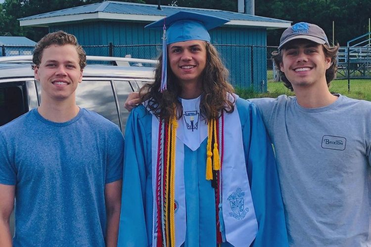  Fra L til R: Luke, Rhett og Will afbildet hos Rhett's Graduation Program In 2020