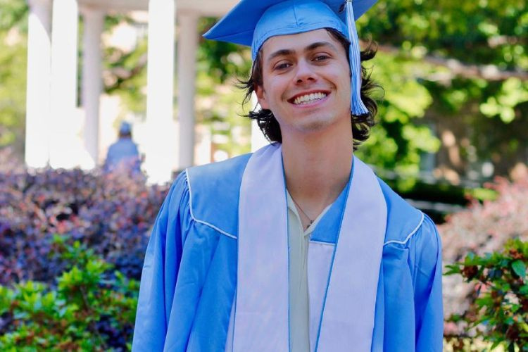   Will afbildet i sin eksamensceremoni på University of North Carolina i 2021