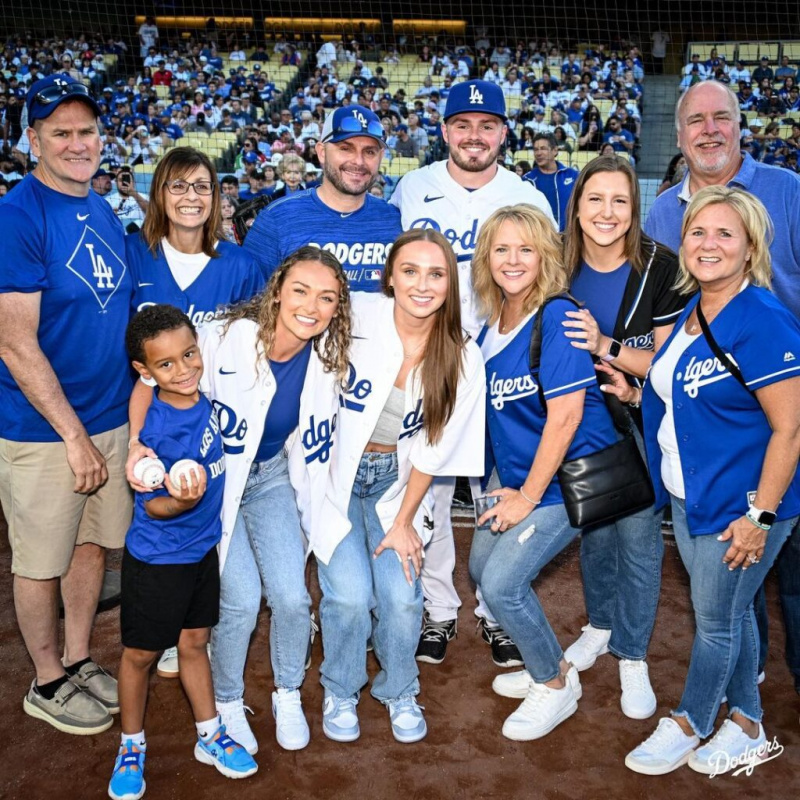   Gavin og Molly sammen med familien i Los Angeles Dodgers Bobbleheads-spil i 2023