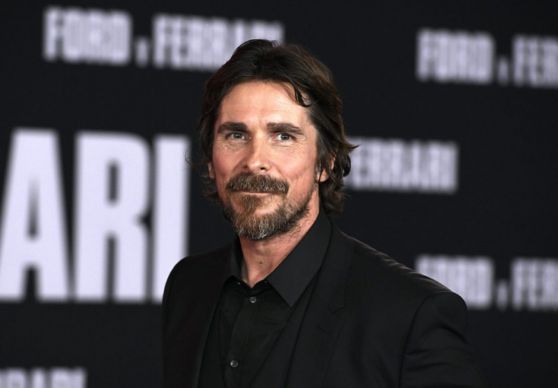   Christian Bale sorrindo