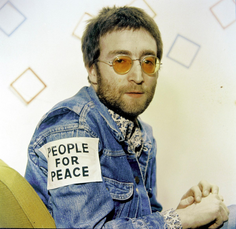   Bitlai' John Lennon wearing blue