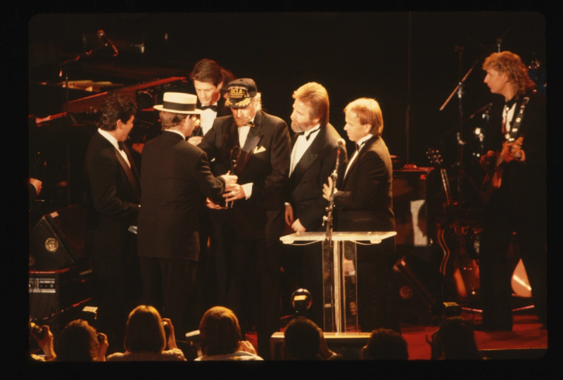   Il cantante Elton John consegna i trofei ai Beach Boys