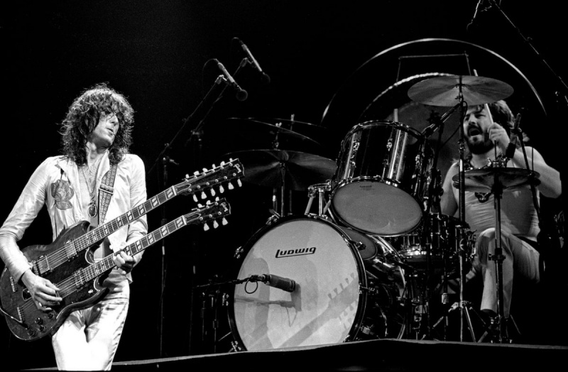   Jimmy Page (vasemmalla) ja Led Zeppelin's impossible-to-replace drummer John Bonham during a 1977 concert at New York's Madison Square Garden.