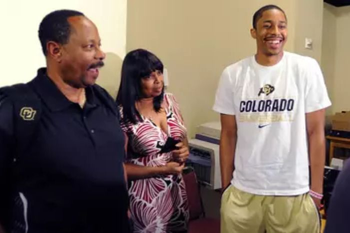   Spencer Dinwiddie na zdjęciu z rodzicami Malcolmem i Stephanie Dinwiddie