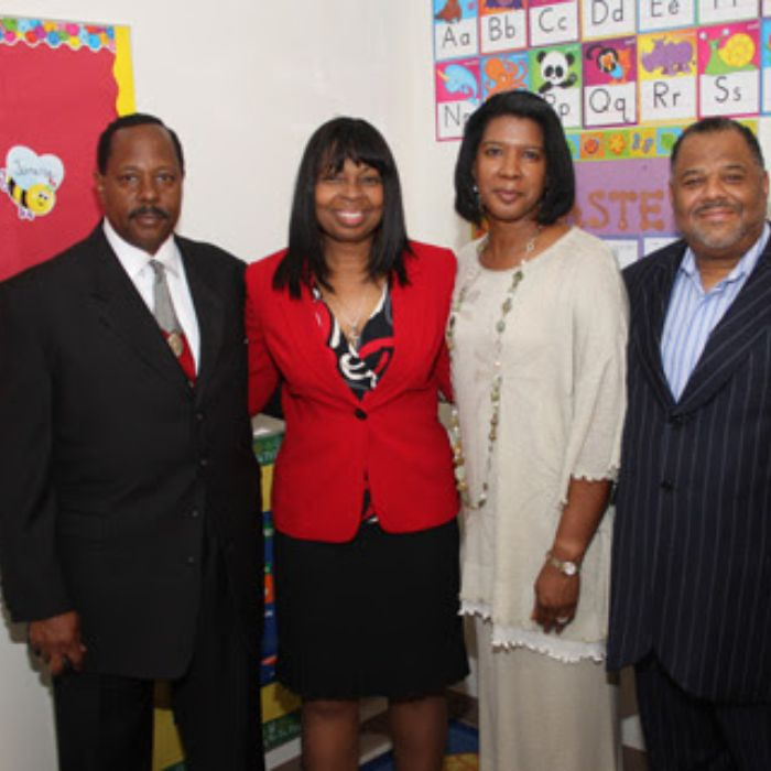   Malcolm Dinwiddie i dr Stephanie Dinwiddie (1. i 2. od lewej) w The Spirit CDC