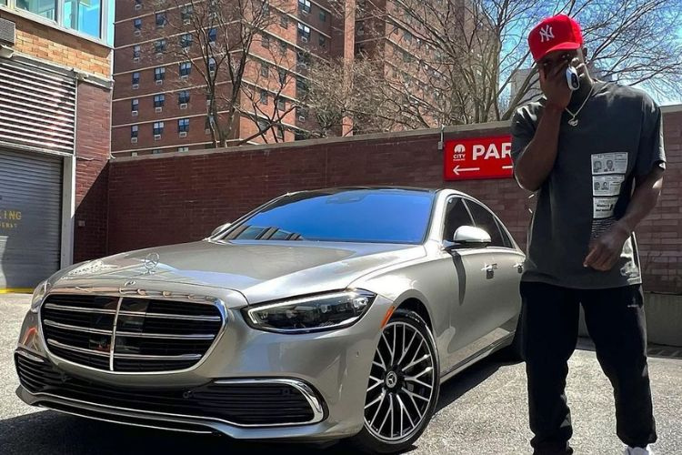   Nigel Sylvester im Jahr 2022 vor seinem Mercedes abgebildet