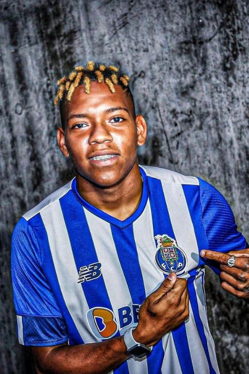   Jesus Diaz peker på toppen av Porto FC når han blir med dem på et lån
