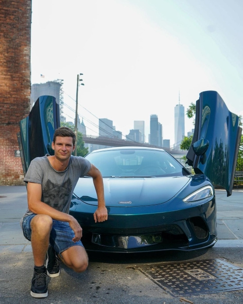  Hubert Hurkacz com seu carro
