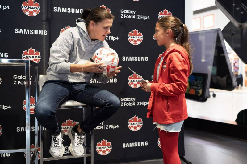   Christine Sinclair podpisuje avtograme na zabavi ob spremljavi svetovnega prvenstva v nogometu v Torontu