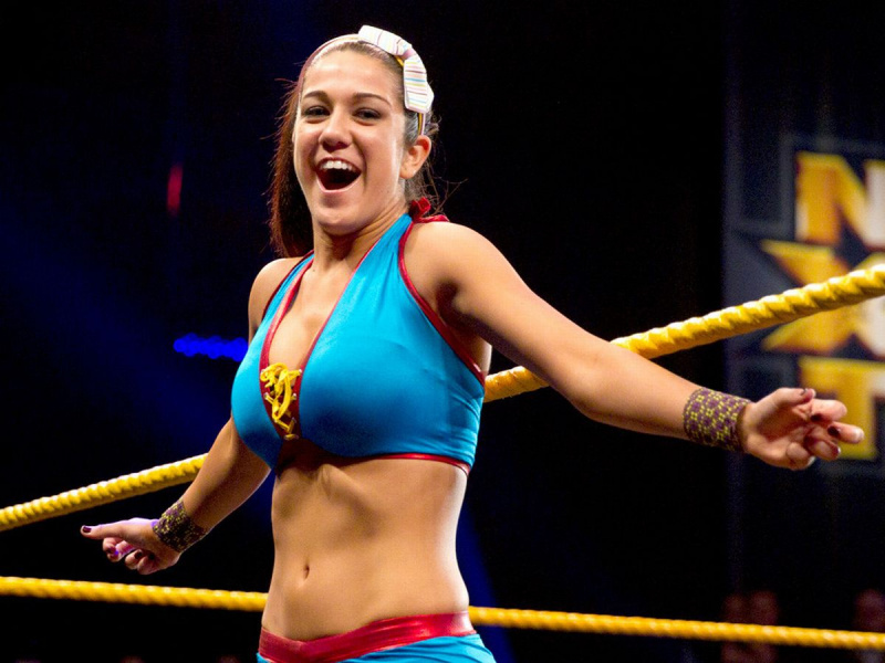 Bayley ist mexikanisch-amerikanischer Herkunft