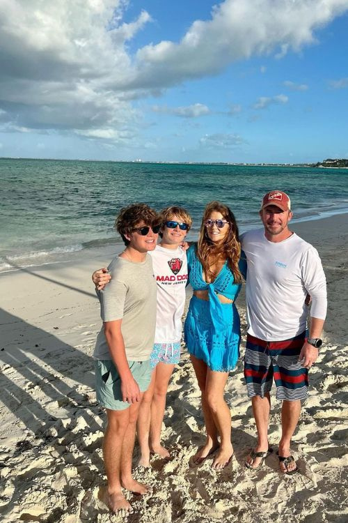  Maureen Kelly com seu agora marido e seus dois filhos