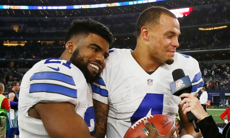 Dak Prescott og Ezekiel Elliot sammen på fodboldbanen