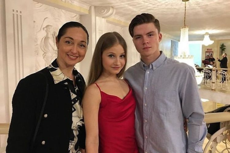   Vasilisa e Valeriy com sua treinadora Angelika Krylova em janeiro de 2022