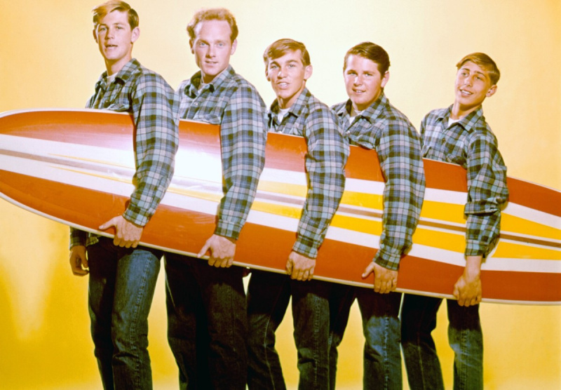   I Beach Boys con in mano una tavola da surf