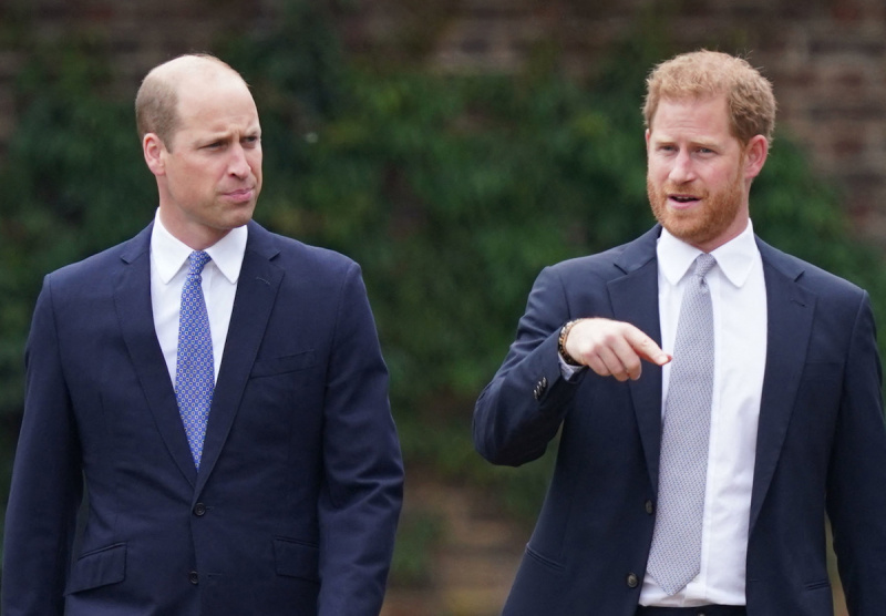   Prinssi William ja prinssi Harry, jotka noudattivat tiukkoja sääntöjä lapsena palatsissa, kävelevät yhdessä.