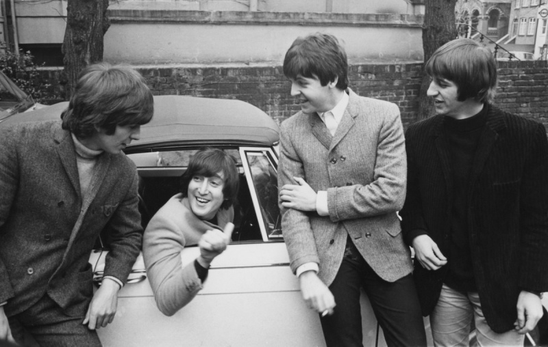   Os Beatles depois que John Lennon passou no teste de motorista em 1965.