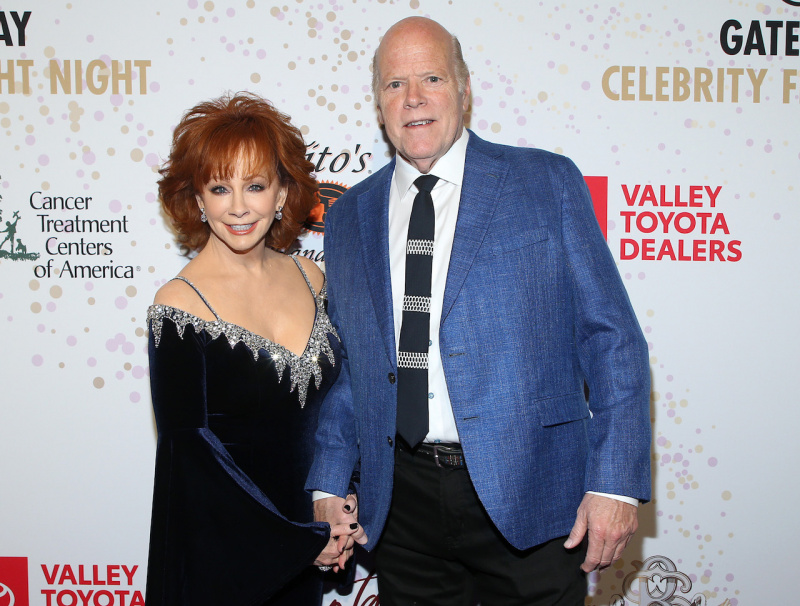   Reba McEntire และ Rex Linn จับมือกันถ่ายรูป