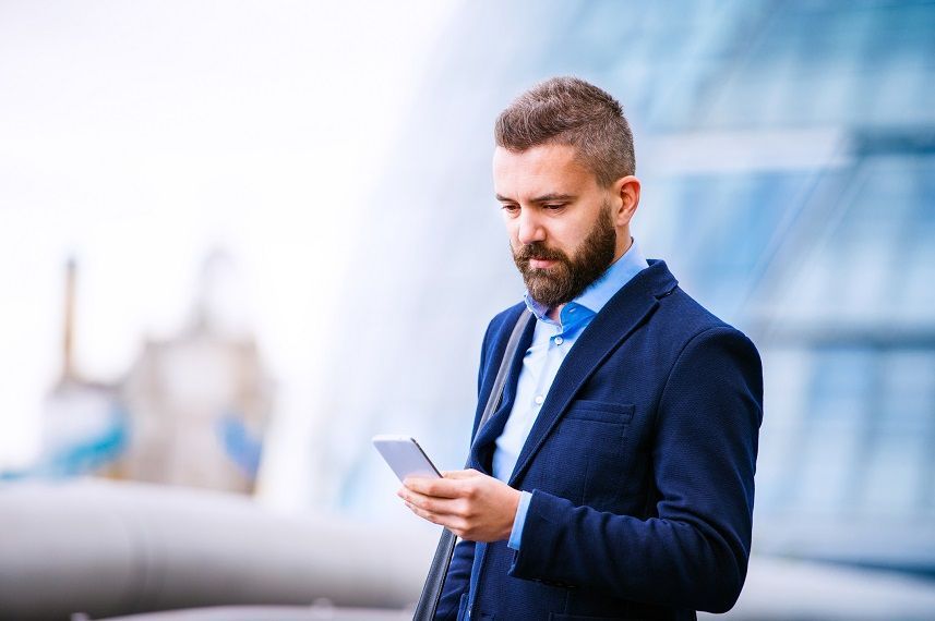 ağıllı telefon tutan kostyumlu adam