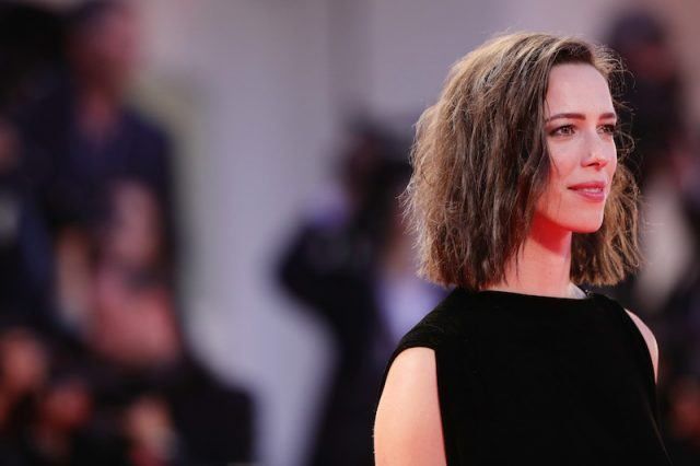 丽贝卡·霍尔（Rebecca Hall）在红地毯上穿着黑色连衣裙。