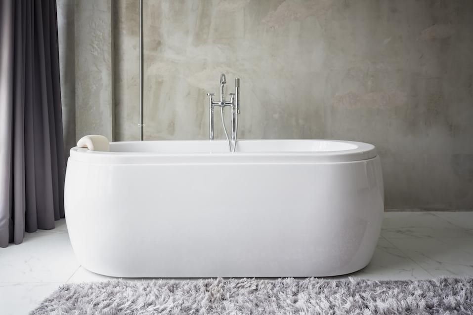 Bathtub mòr geal ann am meadhan seòmar-ionnlaid minimalist