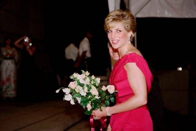 Princezná Diana drží kvety počas účasti na charitatívnej akcii vo Washingtone v roku 1990.