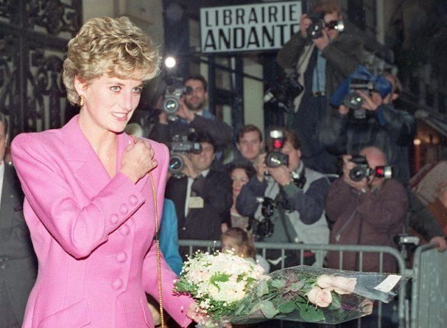 Princezná Diana kráča vedľa Camilly Parker Bowlesovej vonku neďaleko davu.