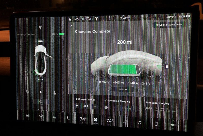 Arızalı bir Tesla Model 3 toxunma ekranının görünüşü