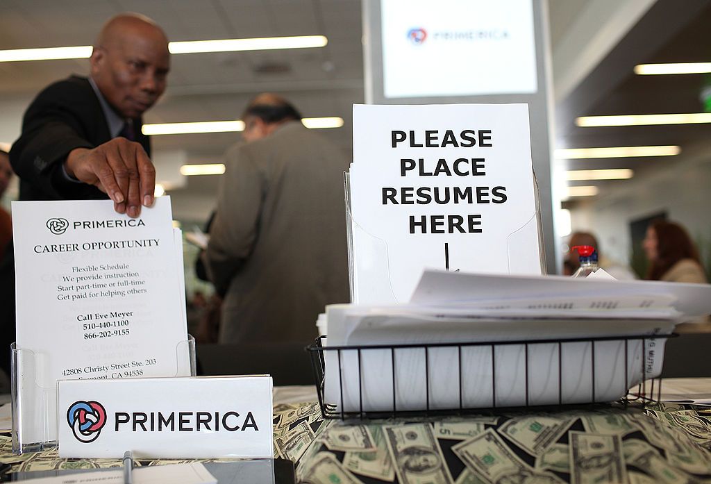 Currículos em uma cesta no estande da Primerica durante o Job Hunter