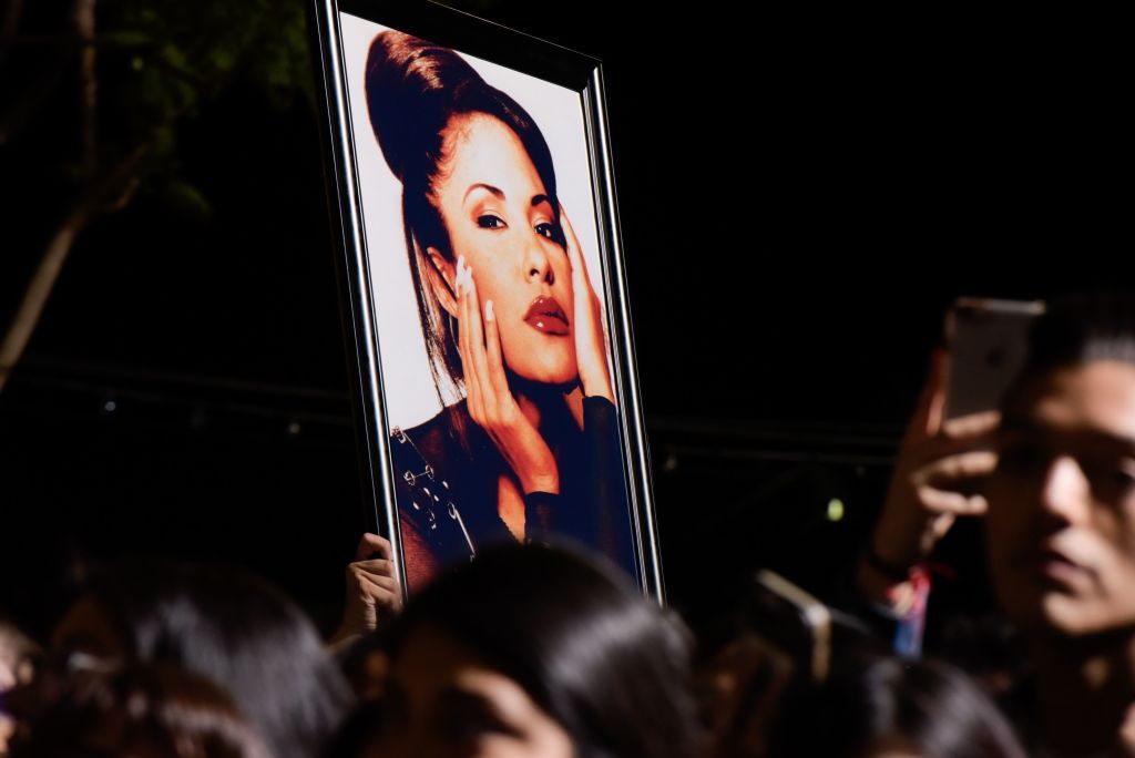 Феновете държат снимка на Селена по време на церемонията по почитането на певицата Селена Кинтанила със звезда на Холивудската алея на славата на 3 ноември 2017 г. в Холивуд, Калифорния.