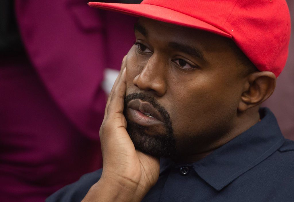 Kanye West se je v ovalni pisarni Bele hiše v Washingtonu srečal z ameriškim predsednikom Donaldom Trumpom.