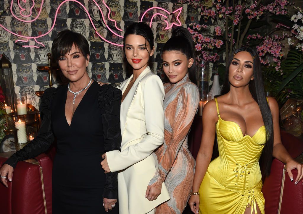 Cén fáth a bhféachann daoine ar ‘Keeping Up With the Kardashians’ má tá a fhios acu go bhfuil sé falsa?