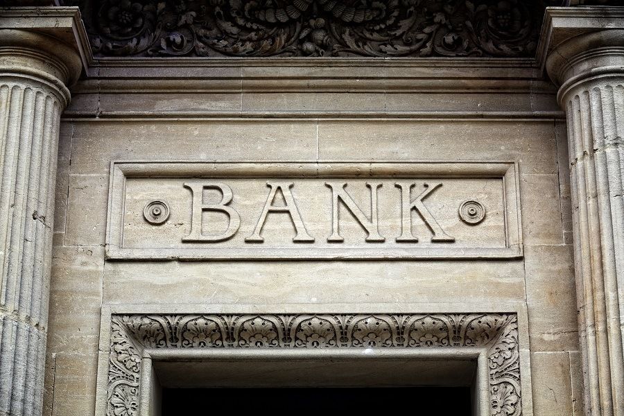 Gammelt bankskilt inngravert i stein