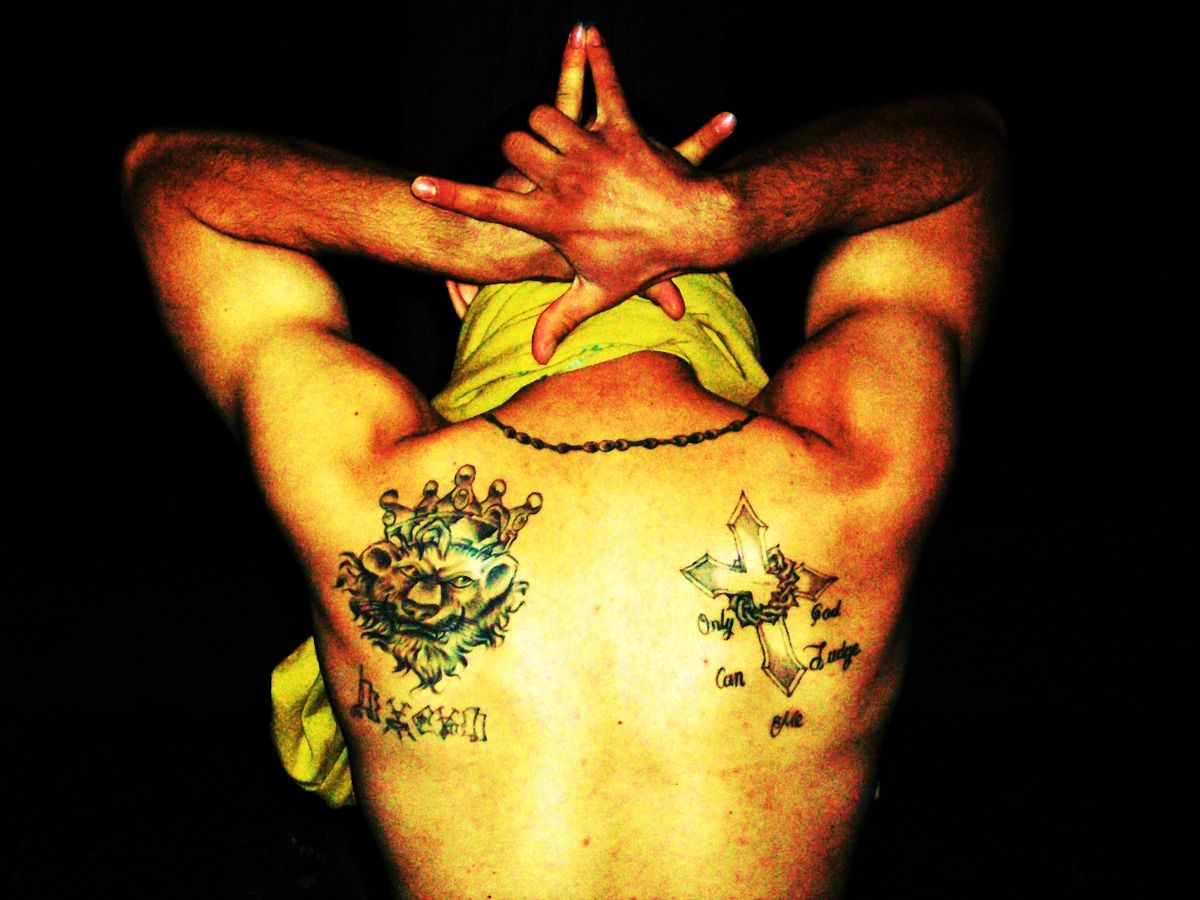 Татуировки и банда знак на бандата на латинските крале