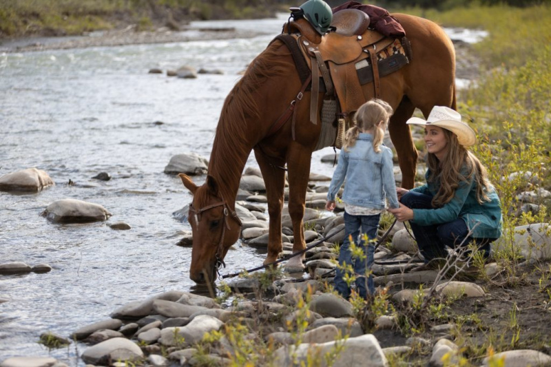   Amy și Lyndy stau lângă un pârâu cu un cal înăuntru'Heartland'